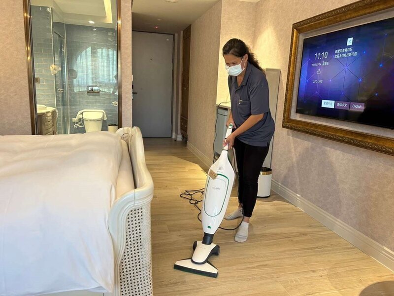 Mở cửa thuê lao động di trú phục vụ ngành khách sạn có khả thi hay không?