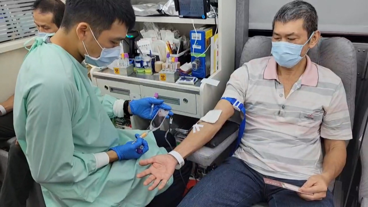 Trạm hiến máu tại Bình Đông đưa ra dịch vụ tặng vé tàu và cắt tóc miễn phí, thu hút đông đảo “người có nhiệt huyết” đến tham gia
