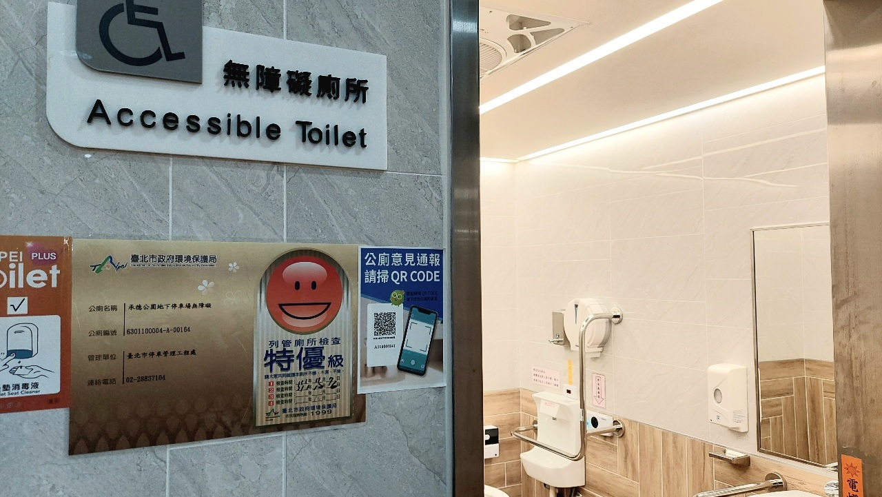 Nhà vệ sinh công cộng tại trạm tàu cao tốc được nhiều người hài lòng nhất, các vấn đề về mùi hôi và sàn nhà bẩn cần được cải thiện