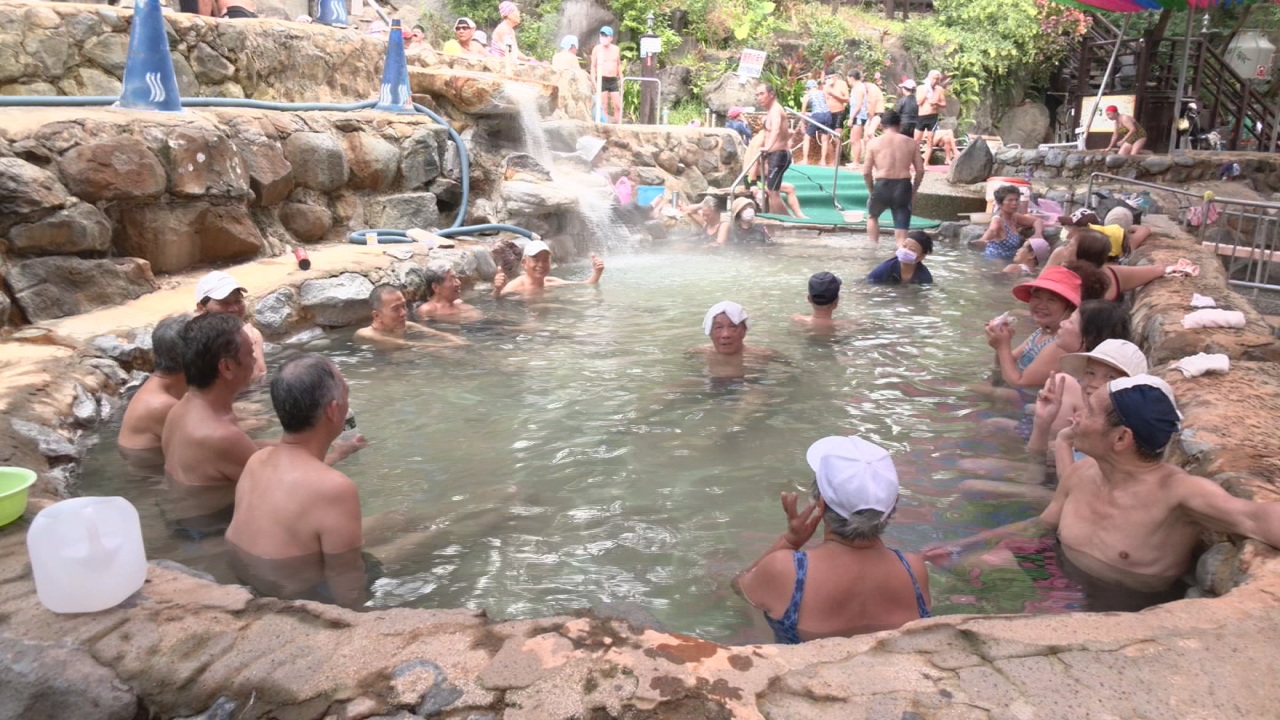 Trời lạnh tắm suối nước nóng chú ý không được ngâm quá lâu và đứng dậy đột ngột