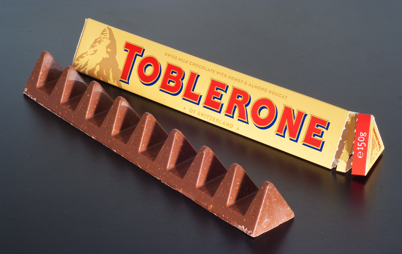 Sản phẩm thanh sô-cô-la hình tam giác của thương hiệu TOBLERONE Thụy Sĩ bị nghi chứa vật lạ bằng nhựa