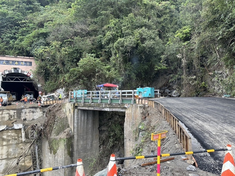 Cầu Xiaqingshui thuộc tỉnh lộ 9 đã được sửa chữa xong, quốc lộ Su-Hua mở cửa cho thông xe lúc 6 giờ chiều nay
