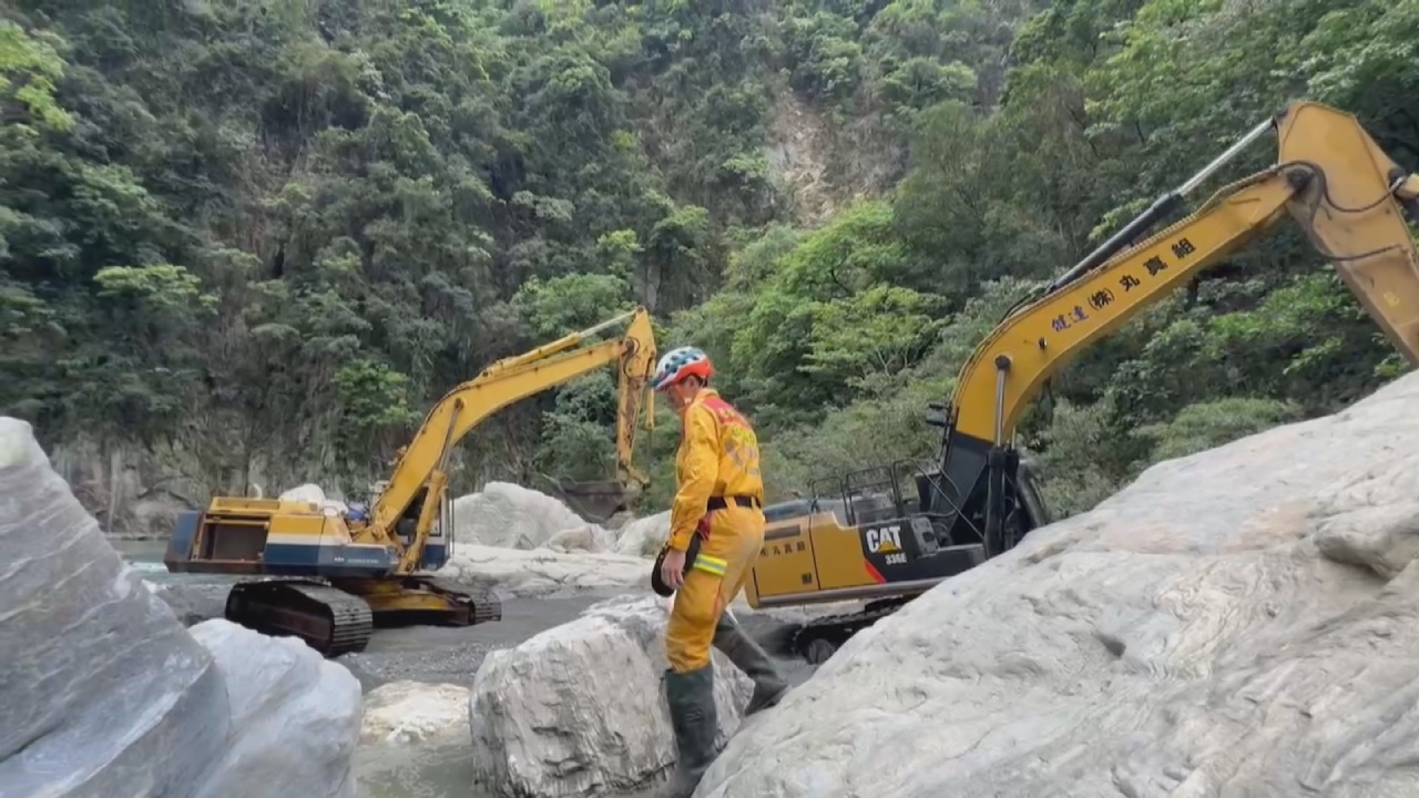 Tiếp tục tìm kiếm 6 người bị mất tích trong trận động đất ở Hoa Liên. Lực lượng cứu hộ của Thổ Nhĩ Kỳ đến tỉnh lộ số 8 thi hành nhiệm vụ
