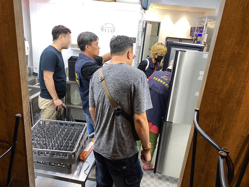 Có thông tin một nhà hàng thịt nướng cao cấp ở Đài Trung sử dụng thực phẩm quá thời hạn, vụ việc đang được điều tra làm rõ
