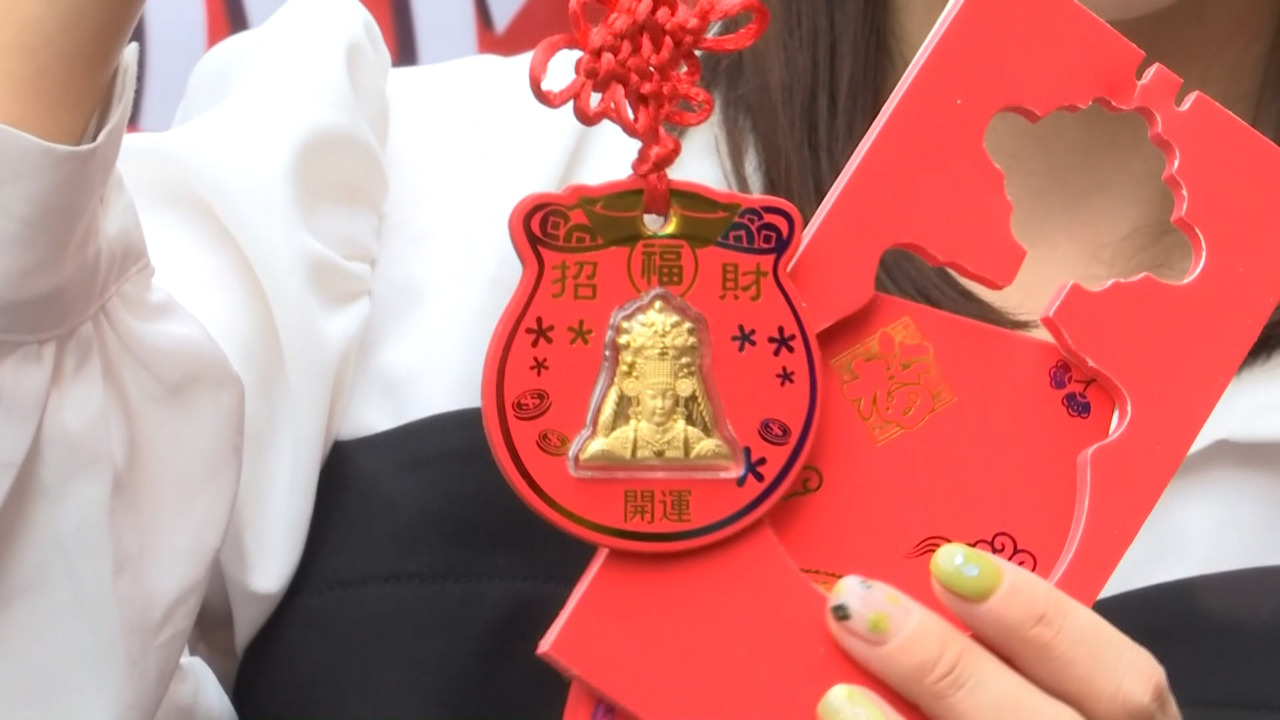 Video: Quà tặng hiến máu điên rồ nhất! Hiến máu 500cc tặng “Mazu vàng”, thu hút người dân xếp hàng hiến máu