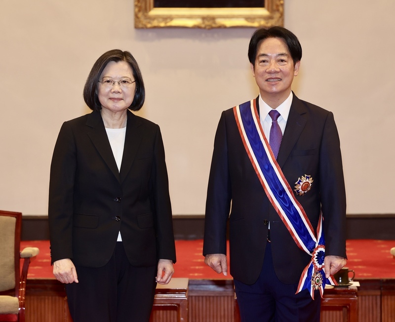 Tổng thống trao huân chương cho 13 quan chức chính phủ, cảm ơn đã cùng nhau để lại một Đài Loan của thế giới