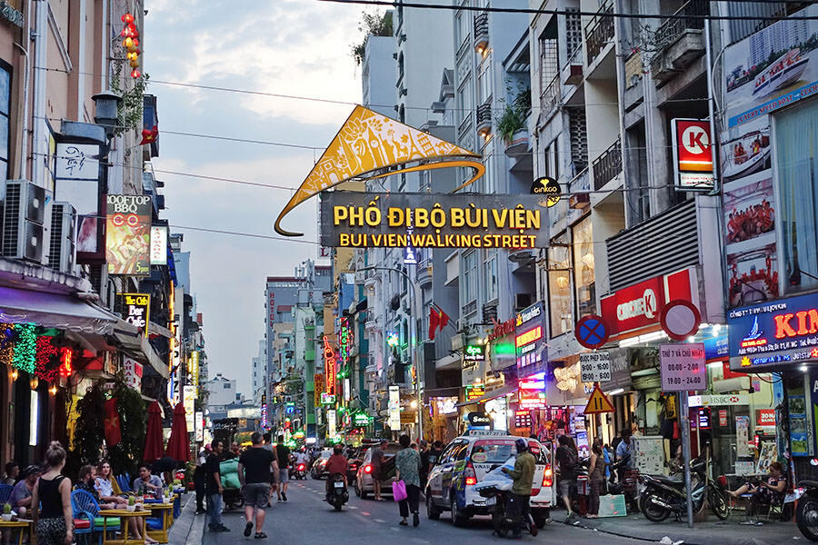 Thành phố Hồ Chí Minh thực hiện chính sách tiết kiệm điện trong mùa nắng nóng, bảng quảng cáo mở đèn trễ 30 phút