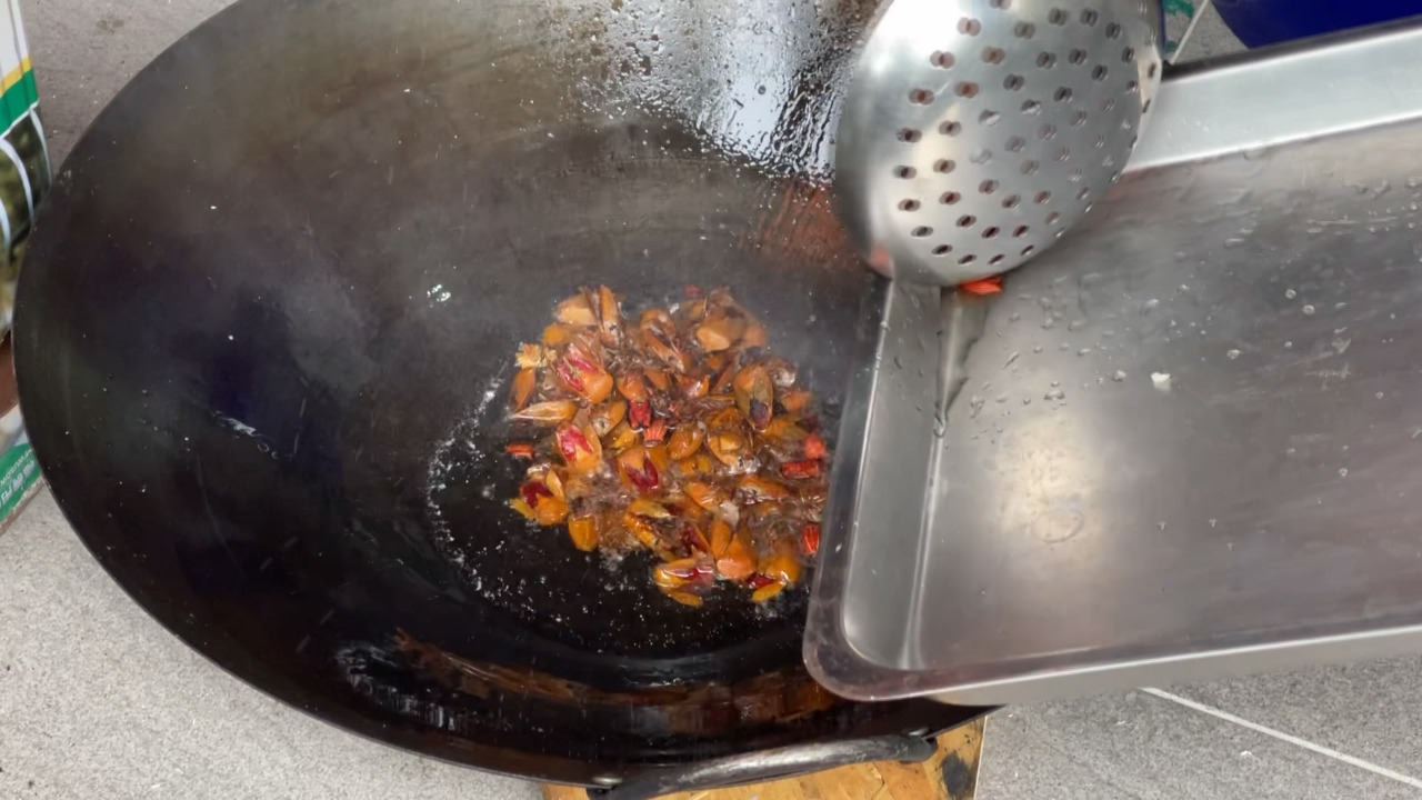 Video: Trải nghiệm món bọ xít chiên giòn? Hoạt động Vua côn trùng gây tranh cãi