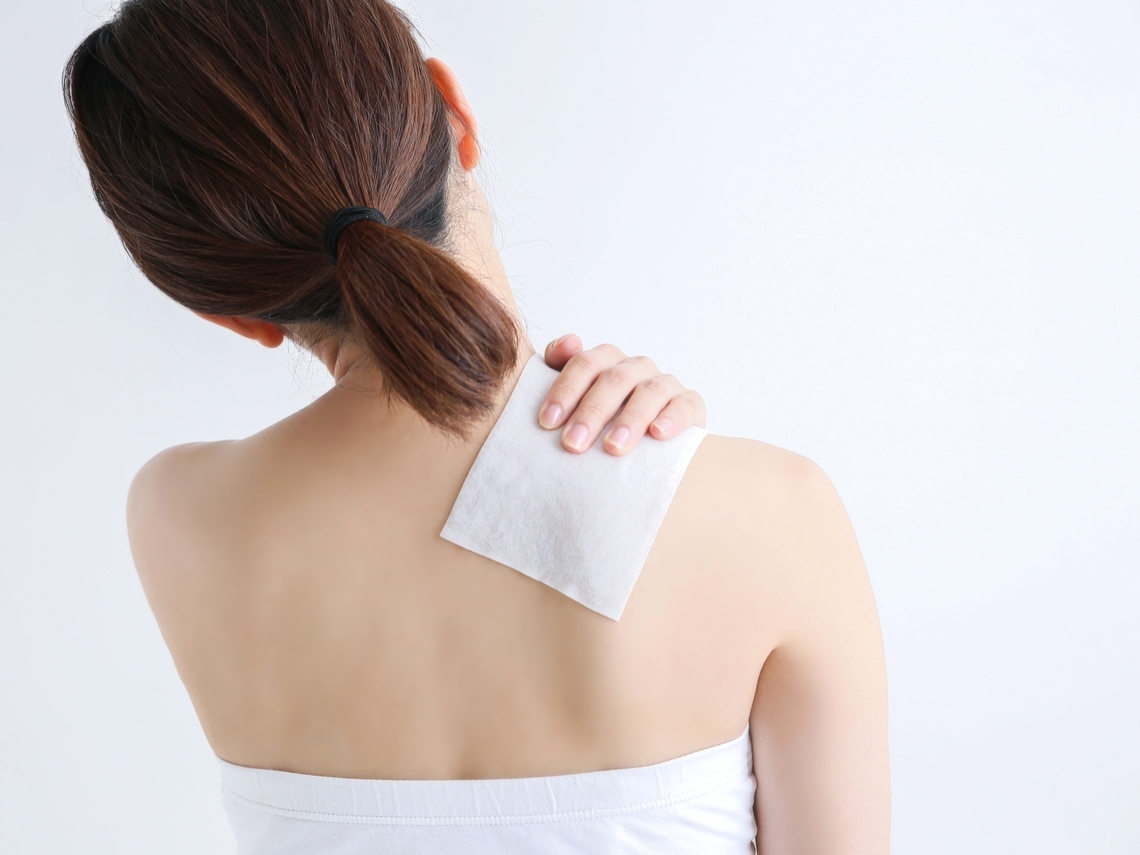 Sử dụng quá nhiều miếng dán giảm đau có thể gây hại cho gan. Dược sĩ nhắc nhở không được dán quá lâu