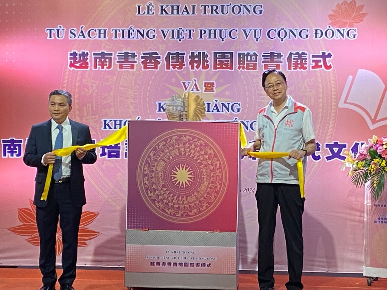 Khai trương tủ sách tiếng Việt và Khai giảng khóa tập huấn giảng dạy tiếng Việt tại T.P Đào Viên, giúp di dân mới người Việt 