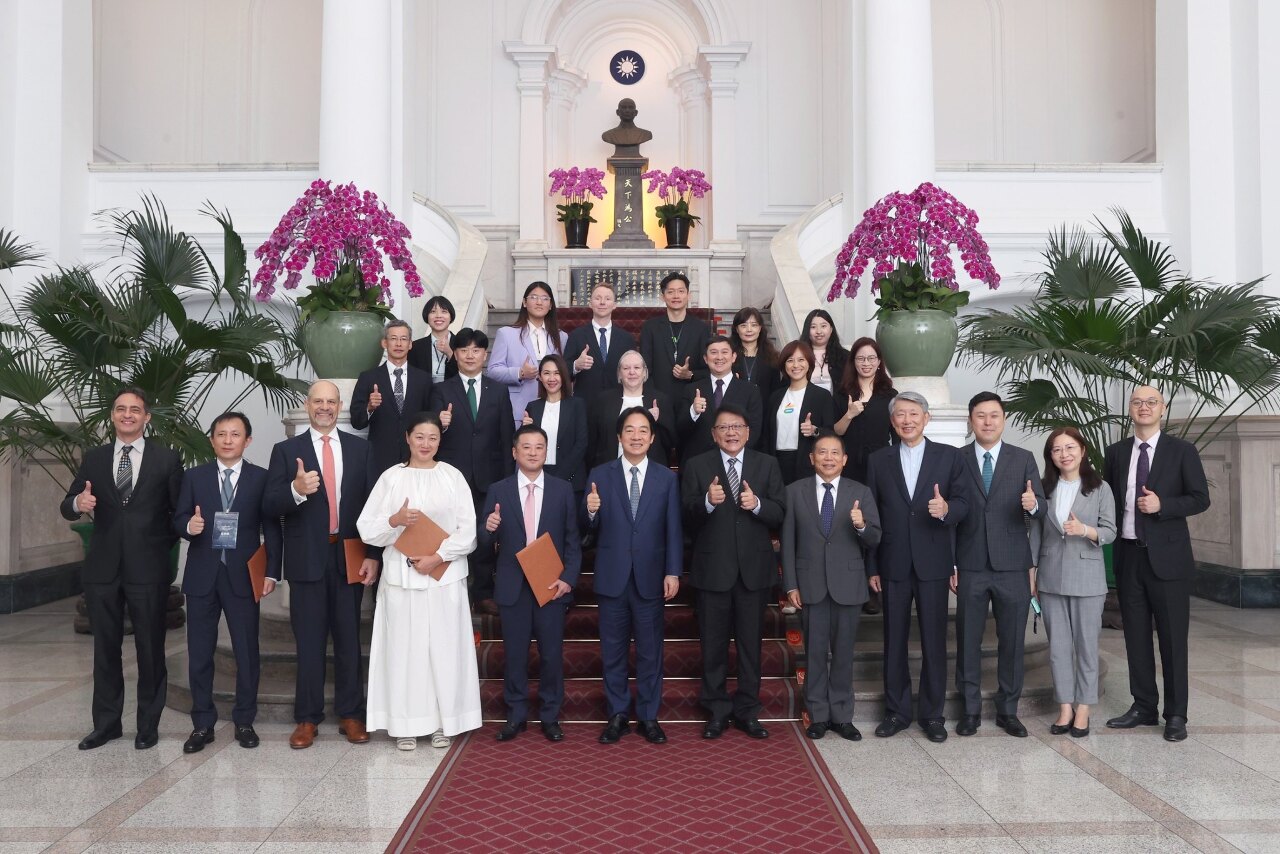 10.000 thẻ vàng việc làm đã được cấp phát. Tổng thống: Mở rộng hoạt động chiêu mộ nhân tài toàn cầu