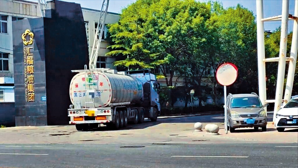Xe bồn chở nhiên liệu được sử dụng để chở dầu ăn gây lo ngại, cư dân mạng Trung Quốc hô hào “sang Hong Kong mua dầu ăn”
