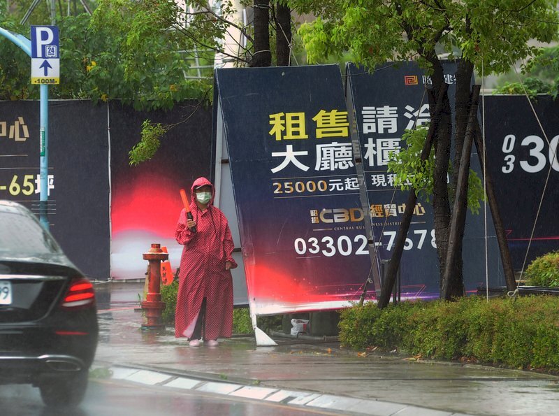 Bộ Lao động: Nên trả thêm lương cho người lao động khi đi làm ngày bão