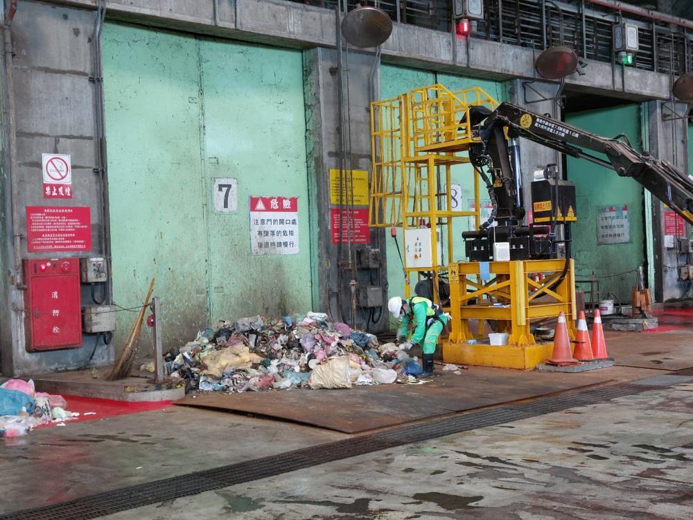 Số lượng rác thải tăng lên sau dịch bệnh, nhiều hộp giấy đựng cơm hộp không được phân loại để tái chế