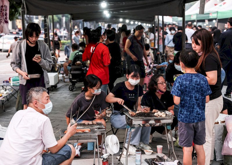 Lưu ý ăn uống trong dịp tết Trung thu, ăn quá nhiều thịt nướng và uống nhiều rượu bia có thể gây nhồi máu cơ tim và viêm tụy cấp