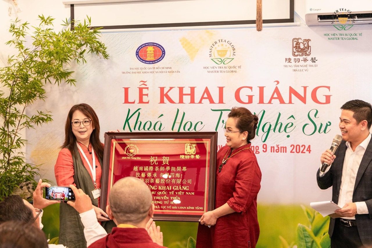 Triệu Vĩnh Hinh cùng Ngô Thị Thanh Tâm đồng sáng lập Học viện Trà sư Quốc tế MTG