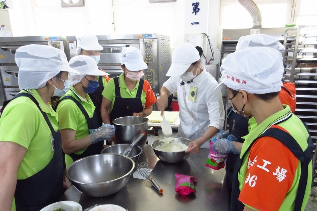 Trường Đại học KHKT Hoằng Quang đến Nhà tù Nữ Đài Trung hướng dẫn làm bánh, giúp phạm nhân tái hòa nhập xã hội