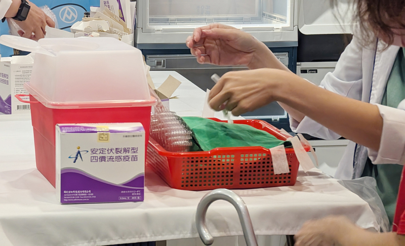 Dịch cúm bùng phát mạnh ở Trung Quốc, Hàn Quốc và  Nhật Bản, bác sĩ cảnh báo rằng số lượng người di chuyển thường xuyên trong dịp Tết có thể làm cho số ca nhiễm bệnh trong nước tăng nhanh
