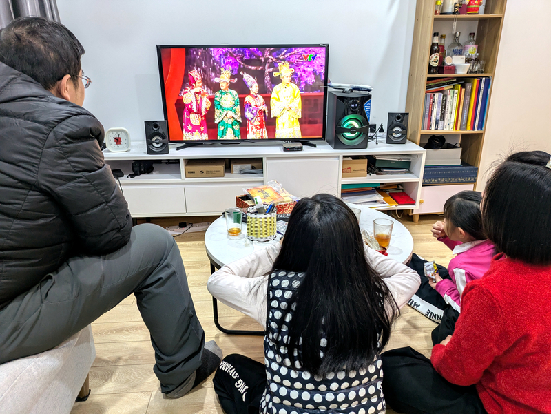 Xem chương trình Táo quân đêm giao thừa gần như trở thành truyền thống đón năm mới của Việt Nam