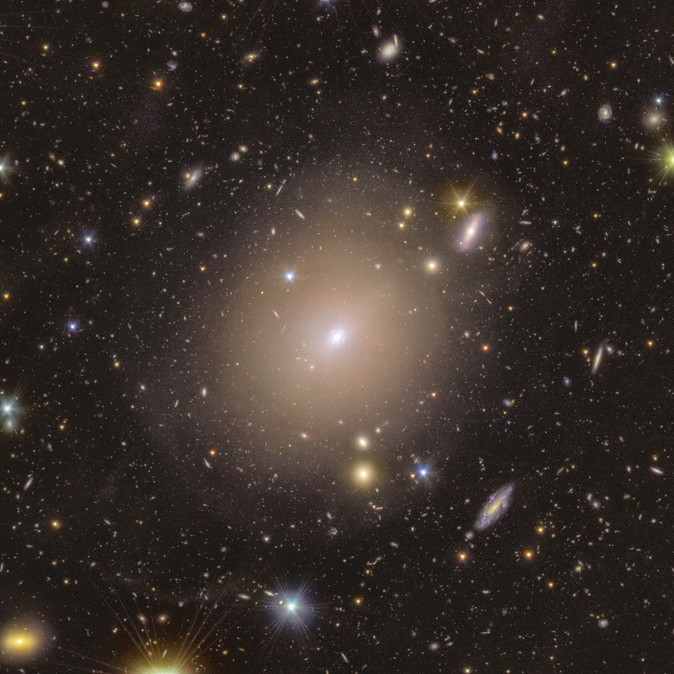 Kính viễn vọng Euclid châu Âu phát hiện vòng Einstein hiếm gặp, giúp khám phá vật chất tối