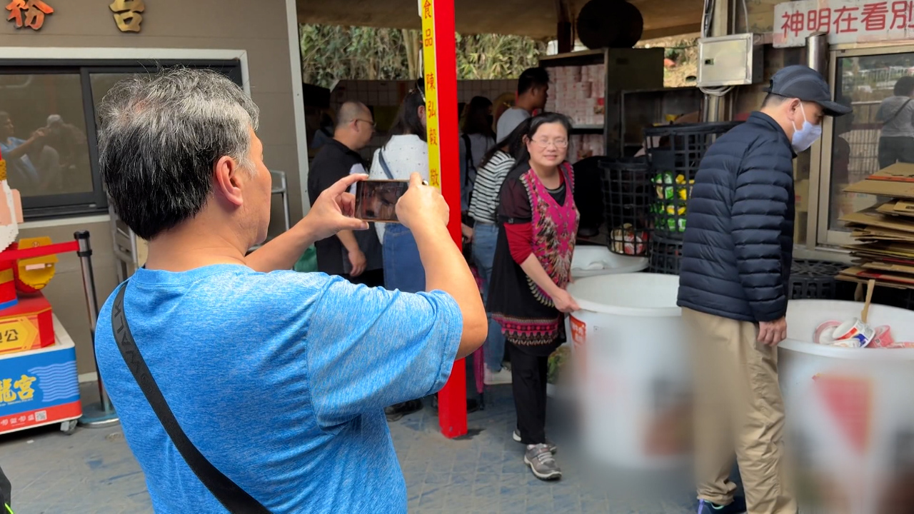 Video: Ly mì khổng lồ. Đến chùa Thạch Long Cung cúng bái càng thêm thú vị