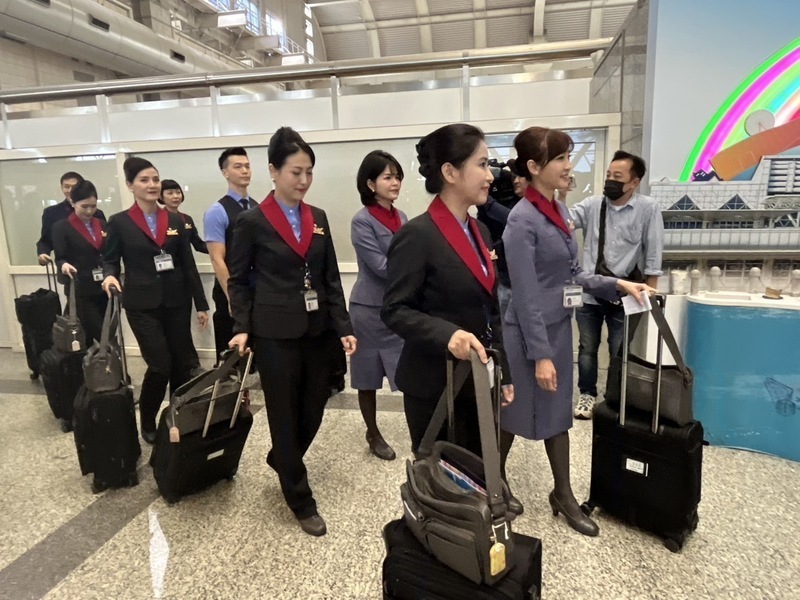 Bộ Lao động yêu cầu các hãng hàng không quốc gia của Đài Loan phải cung cấp đồng phục có quần dài cho tiếp viên hàng không
