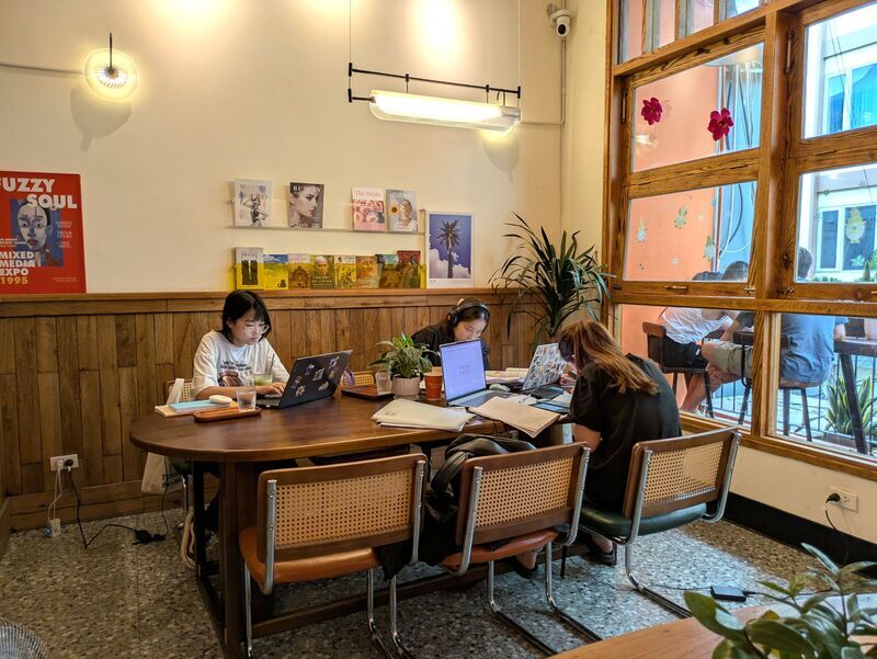 Lương càng thấp càng thích đi quán cà phê: Người trẻ Việt và bài toán chi tiêu thông minh