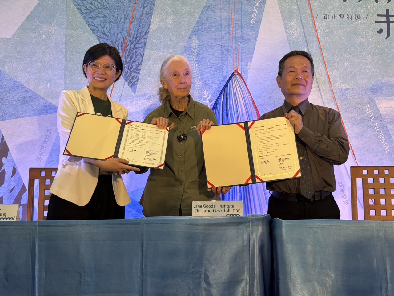Tiến sĩ Jane Goodall chứng kiến lễ ký kết biên bản ghi nhớ hợp tác vĩnh viễn về bảo tồn biển giữa Bảo tàng Khoa học và Công nghệ Hải dương và hai đơn vị
