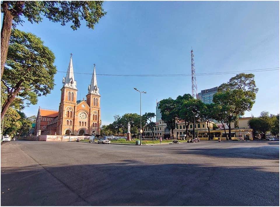 Nhà thờ Đức Bà, tòa nhà 300 năm hôm nay không có ai đến tham quan